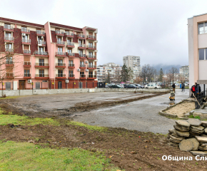 Община Сливен започна ремонт на двора на спортното училище.  Продължават  ремонтните дейностите и по тротоарите     